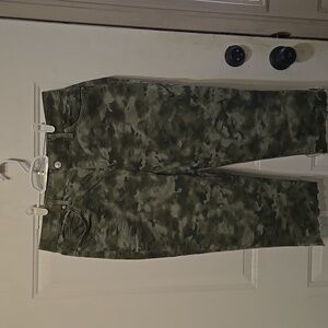Gloria Vanderbilt Green Camouflage Capris
